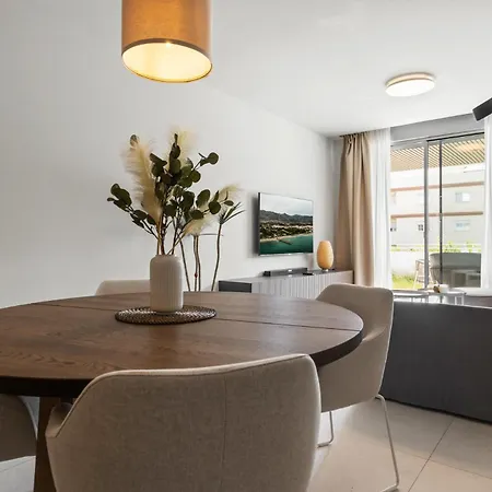 Apartment Vivi Homes - Cosy Pool, Gym &