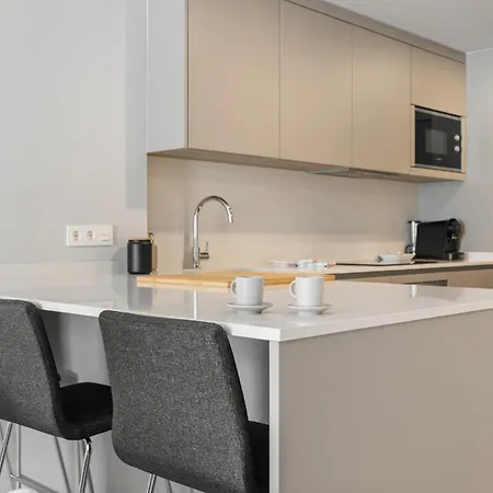 Vivi Homes - Cosy Pool, Gym & Apartment *