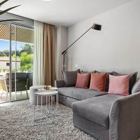 Apartment Vivi Homes - Cosy Pool, Gym & *