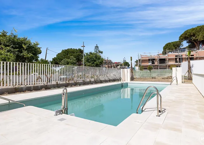 Vivi Homes - Cosy Pool, Gym&beach Apartment *