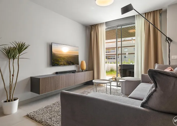 Vivi Homes - Cosy Pool, Gym & Apartament *